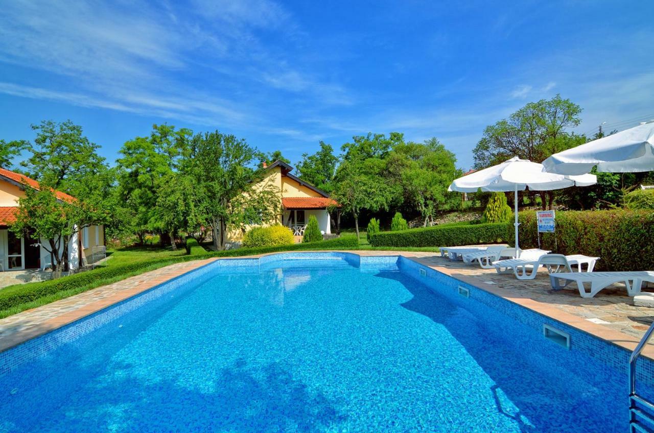 Green Life - 3 Villas With Private Pool Брястовец Екстериор снимка